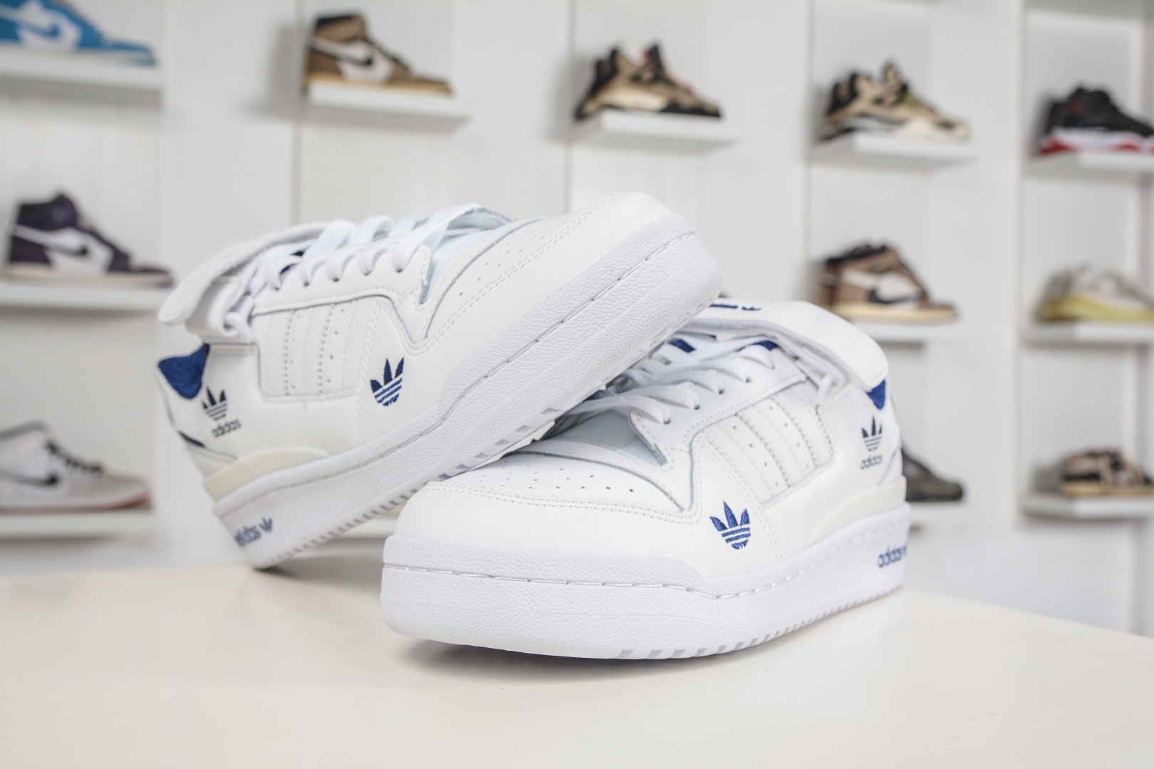 adidas Originals Forum 低幫百搭潮流休閒運動板鞋  
貨號：FZ6296
尺碼：36 36.5 37 38 38.5 39 40 40.5 41 42 42.5 43 44 45