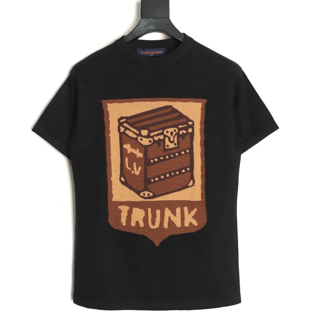 🔝LOUIS VUITTON LV 皮箱幾何圖針織短袖T恤
定織雲柔密紡棉針織料，嵌花提花織法，精細編織不僅確保了圖案的清晰度，還大大增強了織物的耐用性，成衣洗水加軟去味工藝，通過專業的洗滌設備和特定的洗滌劑，對衣物進行深度清潔和去味處理，改善衣物的手感和外觀，寬松版型
B Size：S-XL