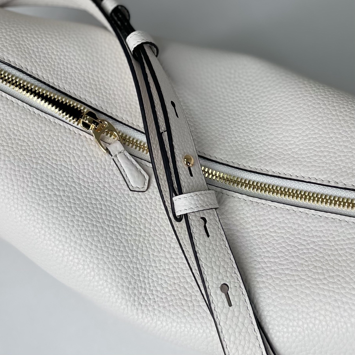 Gucci Half Horsebit系列中號肩背包，煥新呈現Gucci Half Horsebit系列，以現代風格煥新演繹品牌最具標誌性的元素之一。該系列巧妙融蘊休閒廓形與標誌性的半馬銜扣配件，這也是其名稱的由來。款號860787白皮，尺寸31.5X17X12