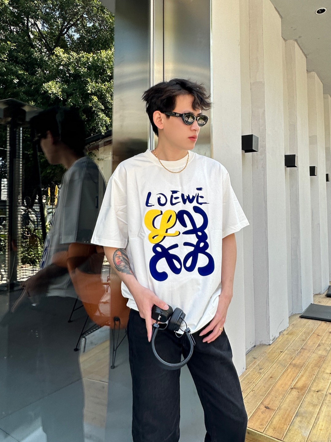 Loewe/羅意威 25ss 塗鴉彩繪植絨印花短袖T恤
260g棉質布料40支雙紗面料，無蝕塵‬毛藝工‬處布理‬面，紡織密度高，垂感佳，不易變形。
厚織感加上緊密紡紗工藝，不會影響Tee的透氣性，成色的飽和度很高
胸前撞色塗鴉彩繪植絨印花工藝
版型上身效果好，百搭好看的一款T恤，寬松版型遮肉顯瘦不挑人
顏色: 白色，黑色
S Size：S-XL