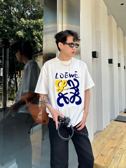 Loewe/羅意威 25ss 塗鴉彩繪植絨印花短袖T恤
260g棉質布料40支雙紗面料，無蝕塵‬毛藝工‬處布理‬面，紡織密度高，垂感佳，不易變形。
厚織感加上緊密紡紗工藝，不會影響Tee的透氣性，成色的飽和度很高
胸前撞色塗鴉彩繪植絨印花工藝
版型上身效果好，百搭好看的一款T恤，寬松版型遮肉顯瘦不挑人
顏色: 白色，黑色
S Size：S-XL