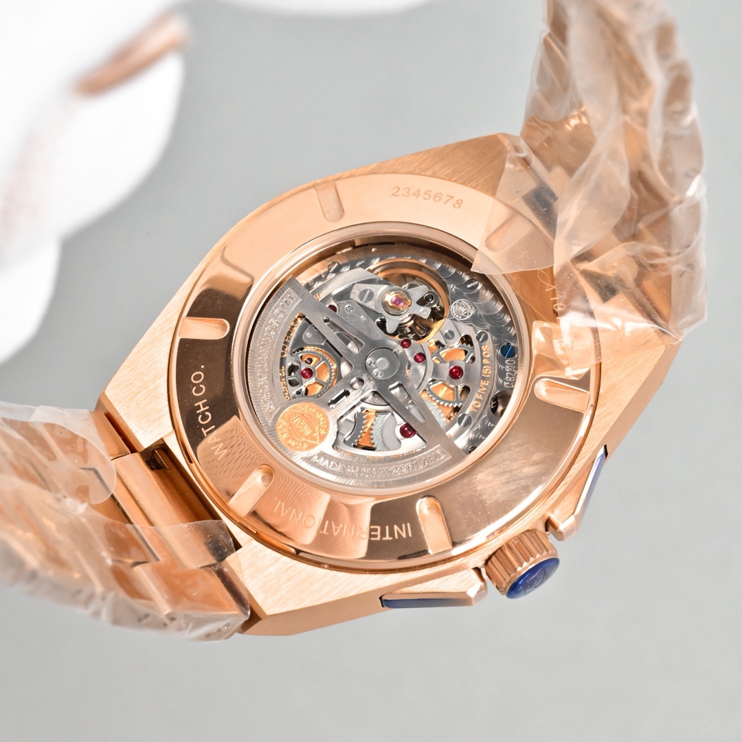 KR新品  萬國工程師系列萬年曆腕表，復刻界最複雜的腕表，所有功能同步原裝，所有功能調節通過把頭控制.
1⃣️【功能介紹】3點鐘位置顯示日曆，9點鐘位置顯示星期，6點鐘月份月相指針顯示。

2⃣️【做工精細】外殼採用原版同樣的三件套結構，中間拉絲，上下殼為拋光，鏡面採用高成本的鍋蓋形藍寶石，使其質感提升。

3⃣️【機芯性能】尺寸41.6mm,機芯採用天津機芯改82600，高效穩定，動力時間長達72小時以上，進行加裝複雜的萬年曆模塊，而且同步所有功能實現同步原裝通過把頭調節。
