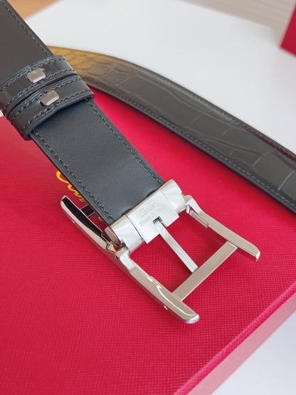 
Cartier（卡地亞）憑借匠心傑作展現與眾不同的美感，融合精湛工藝與經典設計，演繹雋永風格；瀟灑不羈，果敢獨立！此款式易搭配服飾；休閒正裝兩相宜。皮帶寬度：35mm