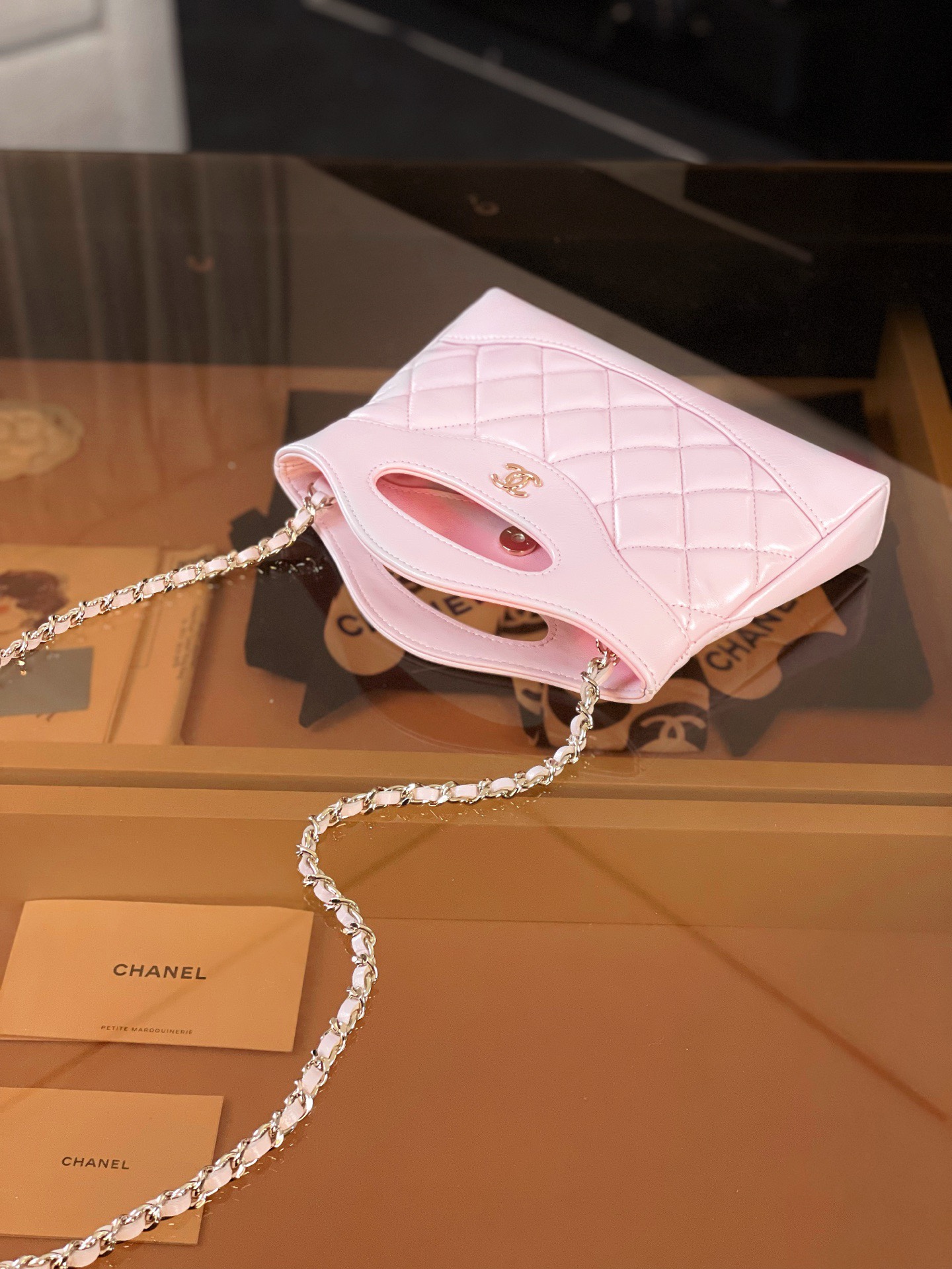 特▪️級鋼 大H實拍
全新到貨🆕𝗖𝗵𝗮𝗻𝗲𝟭 𝟮𝟓𝐏 羊皮系列
𝟥𝟣𝖡𝖺𝗀 𝖭𝖺𝗇𝗈 淺粉

𝟐𝟓𝐏橫版𝟥𝟣𝗆𝗂𝗇𝗂可愛無敵𝖦𝖾𝗍❕
“包王”經典再現巧妙設計🪄
滿足了時髦精的在所期待啦…
軟萌感讓我毫無抵抗力〰️

五金：厚鍍𝟣𝟦𝖪淡金
皮料:   金標𝗓𝗉原廠小羊皮
尺寸：𝟣𝟩.𝟧*𝟤𝟢.𝟧*𝟥.𝟧 𝖼𝗆
3656