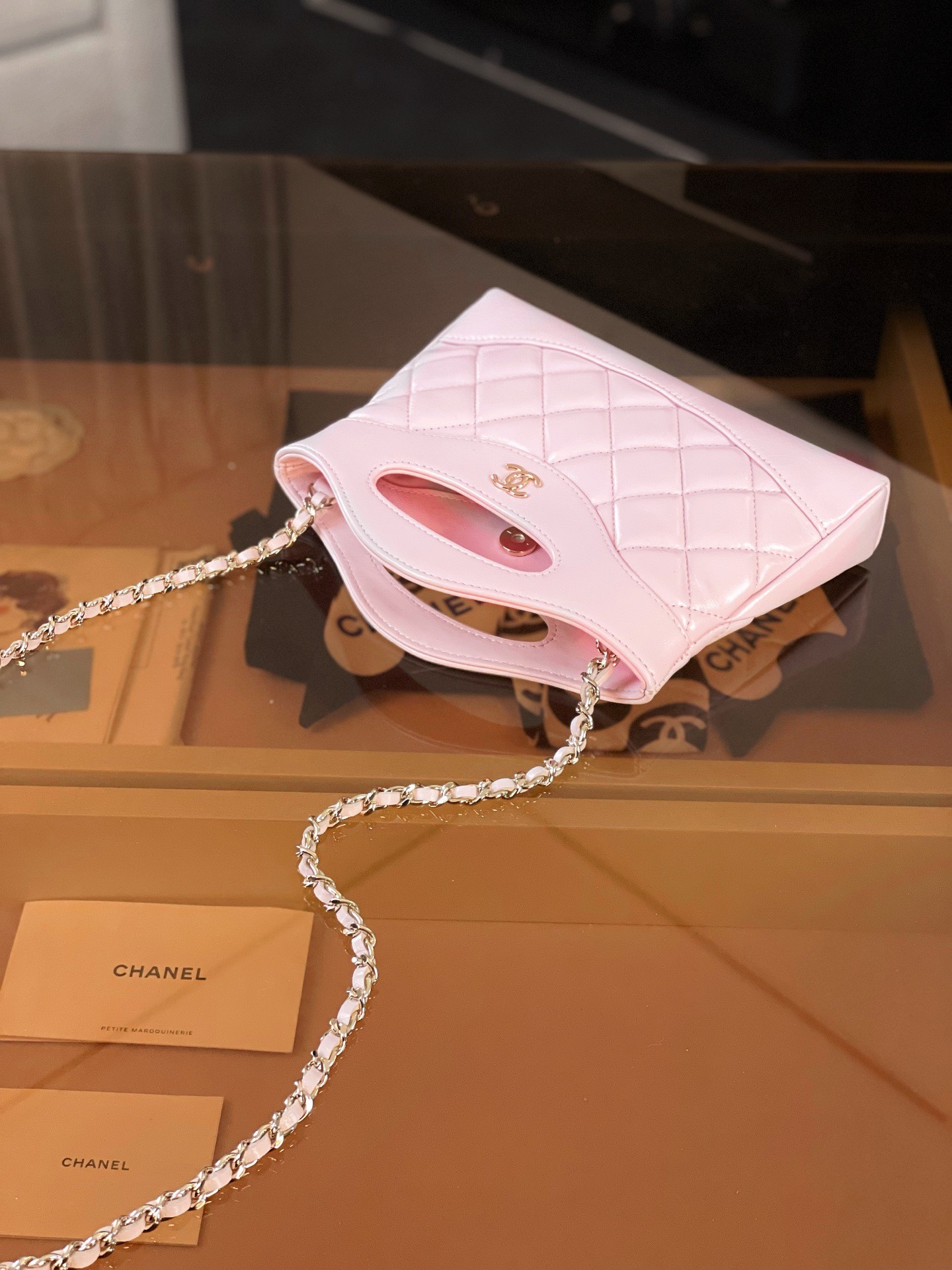 特▪️級鋼 大H實拍
全新到貨🆕𝗖𝗵𝗮𝗻𝗲𝟭 𝟮𝟓𝐏 羊皮系列
𝟥𝟣𝖡𝖺𝗀 𝖭𝖺𝗇𝗈 淺粉

𝟐𝟓𝐏橫版𝟥𝟣𝗆𝗂𝗇𝗂可愛無敵𝖦𝖾𝗍❕
“包王”經典再現巧妙設計🪄
滿足了時髦精的在所期待啦…
軟萌感讓我毫無抵抗力〰️

五金：厚鍍𝟣𝟦𝖪淡金
皮料:   金標𝗓𝗉原廠小羊皮
尺寸：𝟣𝟩.𝟧*𝟤𝟢.𝟧*𝟥.𝟧 𝖼𝗆
3656