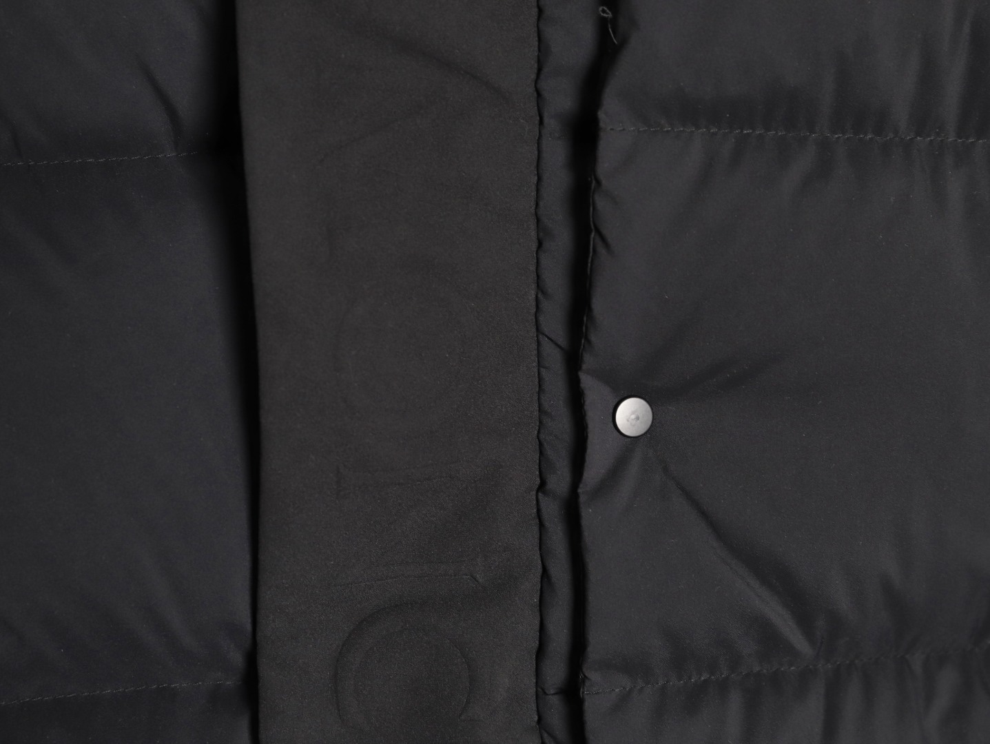 🔝Moncler 蒙口 黑武士羽絨服外套
經典黑武士造型 連續多年斷貨王 我們採用原版東麗集團進口 聚酯纖維三防面料定染 雙層訂制內膽里布 填充平均250g左右90白鵝絨 原版一致YKK正品拉鍊五金 用料扎實 誠意之作
尺碼：3 4 5 6