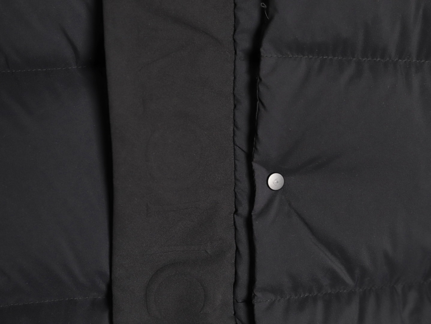 🔝Moncler 蒙口 黑武士羽絨服外套
經典黑武士造型 連續多年斷貨王 我們採用原版東麗集團進口 聚酯纖維三防面料定染 雙層訂制內膽里布 填充平均250g左右90白鵝絨 原版一致YKK正品拉鍊五金 用料扎實 誠意之作
尺碼：3 4 5 6