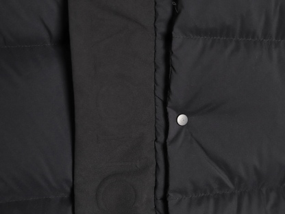 🔝Moncler 蒙口 黑武士羽絨服外套
經典黑武士造型 連續多年斷貨王 我們採用原版東麗集團進口 聚酯纖維三防面料定染 雙層訂制內膽里布 填充平均250g左右90白鵝絨 原版一致YKK正品拉鍊五金 用料扎實 誠意之作
尺碼：3 4 5 6