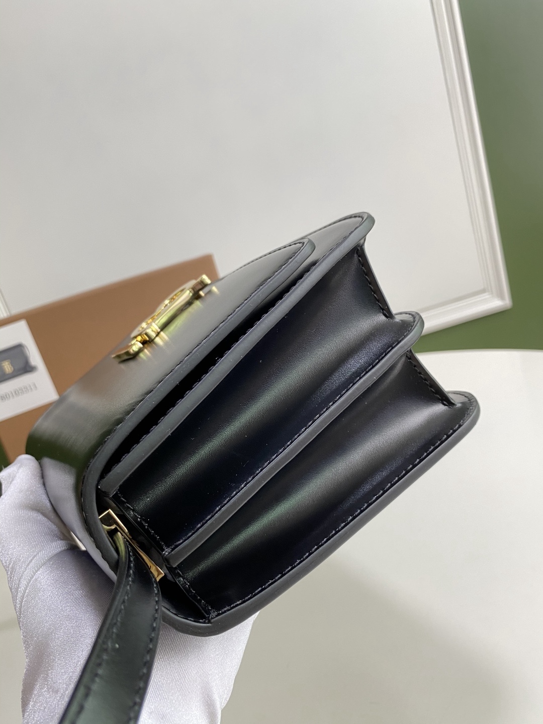 B家火爆🔥TB系列 “KINGDOM 王者之都” 簡潔利落的包身線條，質感和美貌度都超級感人，不經意的高級 ~ 金色標誌配著亮澤牛皮簡直復古至極 
這枚不爛大街 有辨識度 質感好 易搭配寶寶們喜歡嗎？😽
21 x 6 x 16cm🌟3311