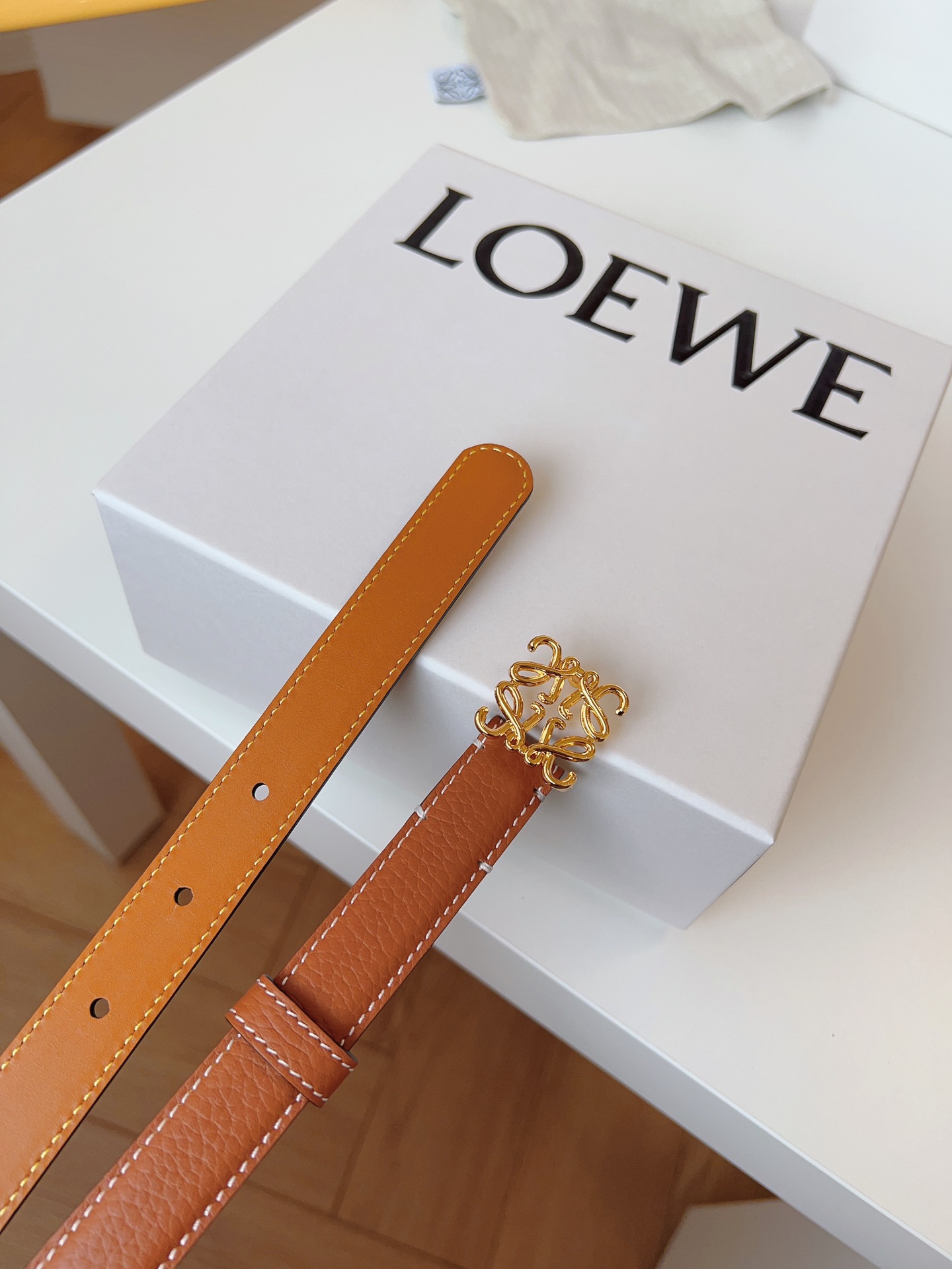 
Loewe 羅意威 經典粒面小牛皮，極簡風格的搭配，腰帶早已不是勒緊褲腰的工具，而是提升衣品，畫龍點睛的飾品；此款腰帶易搭配服飾。皮帶寬度：2.0cm