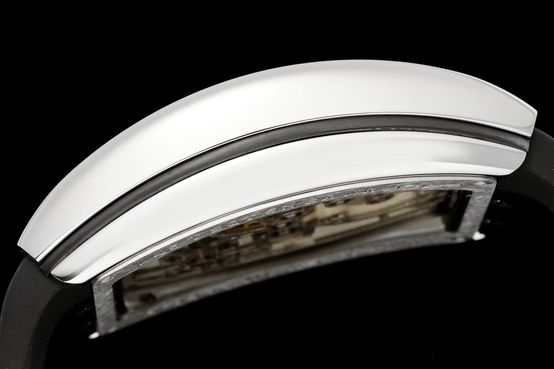 RMS 最新款 頂級復刻 法蘭克穆勒V45 Vanguard陀飛輪系列 歷時多年研發機芯 
1 1:1 超級復刻原裝複雜法穆蘭陀飛輪機芯 細節完美到位 打造正品機芯獨具的雙發條盒 超薄工藝 
2超長72小時動力儲存 告別每天手動上鏈 高端玩家的定制款 把頭上鏈30個半圈 發條盒為滿 不需要過度上鏈 
3 千錘百鍊 316L精鋼表殼 超薄表殼 與原裝一致厚度 彎曲弧度 更加貼合手腕 佩戴舒適 
4 純正進口意大利小牛皮 貼合手感品質一流的進口氟橡膠錶帶 與正版全完通用互換
5瑞士工程師 原版機芯拆解 一比一