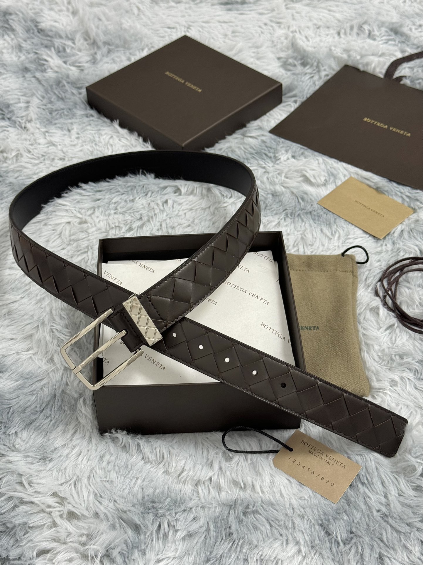 BOTTEGA VENETA   3.5cm   
手工編織牛皮經典之作
每個細節都體現出至高的品味和格調
整體造型增添優雅韻味  
低調奢華的典範
優雅迷人氣息
精緻的手工藝製作。