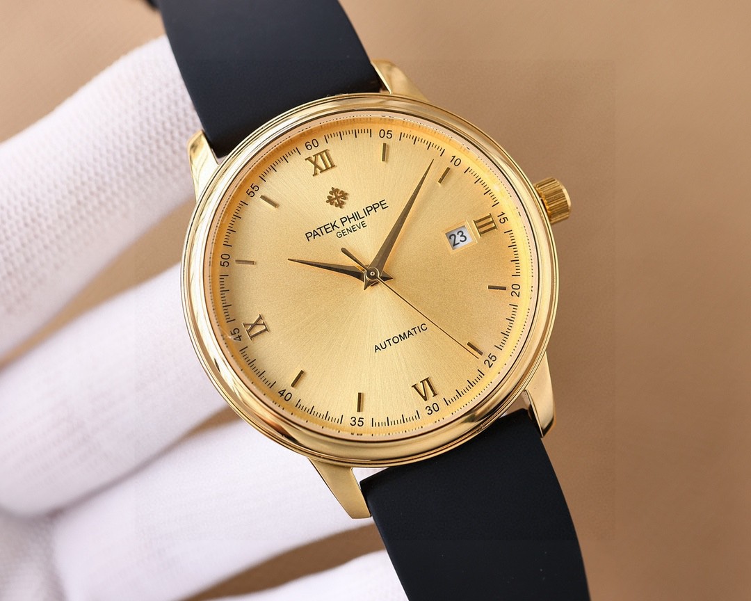 
推出最新款式百達翡麗PATEK PHILIPPE高版本高級自動腕表！男士腕表➡簡單不失大氣  40mm表徑，316精鋼表殼，搭載原裝全新進口8215全自動機械機芯（零返修），耐磨抗刮藍寶石玻璃，進口意大利🇮🇹橡膠帶，原裝品質針扣，具備超強防水功能👍 復古風格，恆久魅力，高檔奢華，紳士必備🔥AD出品 精品不斷🔥