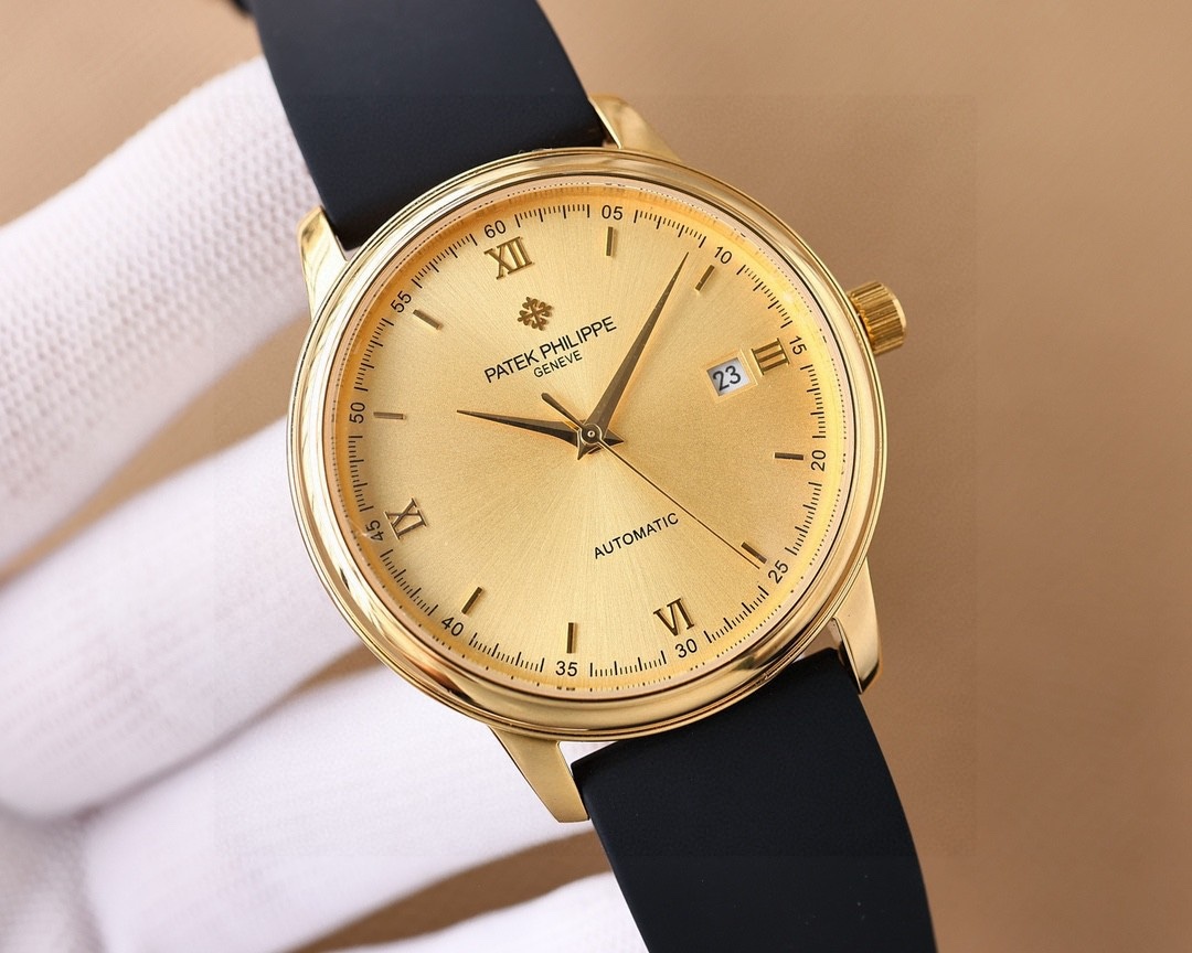 
推出最新款式百達翡麗PATEK PHILIPPE高版本高級自動腕表！男士腕表➡簡單不失大氣  40mm表徑，316精鋼表殼，搭載原裝全新進口8215全自動機械機芯（零返修），耐磨抗刮藍寶石玻璃，進口意大利🇮🇹橡膠帶，原裝品質針扣，具備超強防水功能👍 復古風格，恆久魅力，高檔奢華，紳士必備🔥AD出品 精品不斷🔥