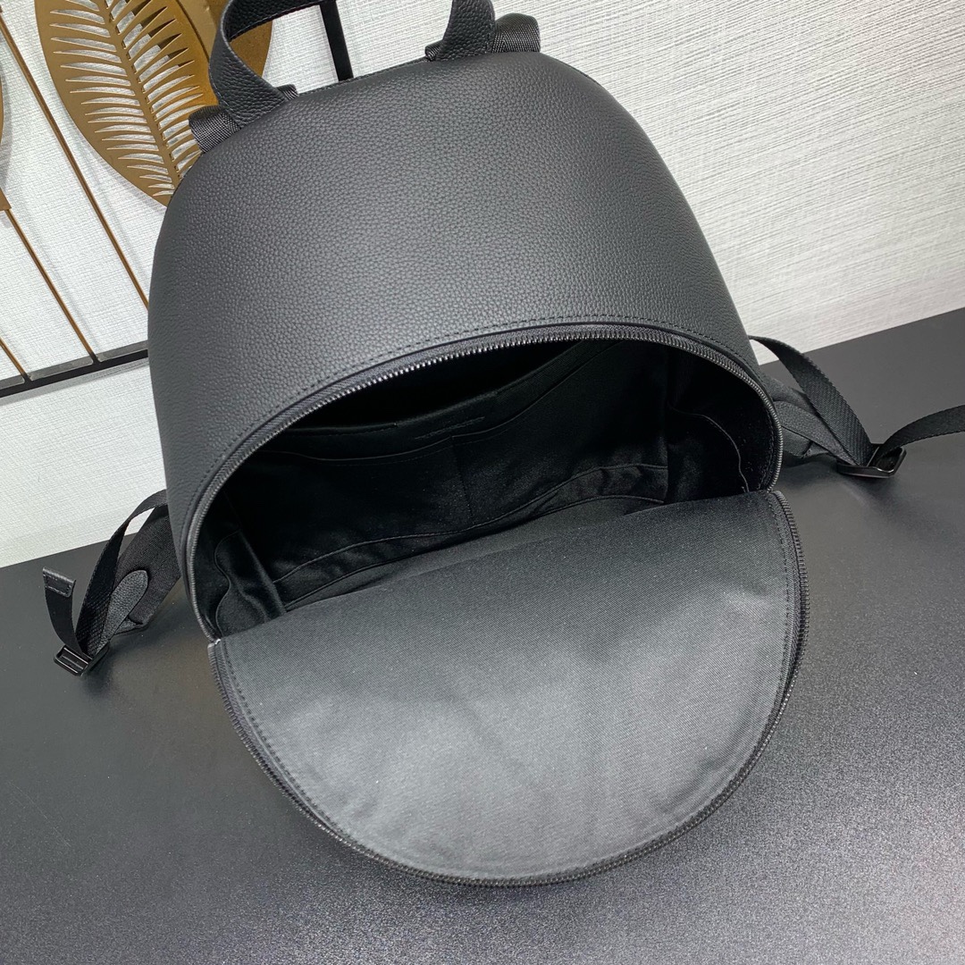 款號：M15259
       Discovery Work 雙肩包以蠟面牛皮革和織物內襯塑造寬敞構型，適宜收納日常所需。加襯隔層和貼袋可分別存放 14 寸筆記本電腦和手機，壓印 LV 字母的拉鍊外袋實現便捷取放。

42 x 19 x 32 釐米
(高 x 寬 x 長度)