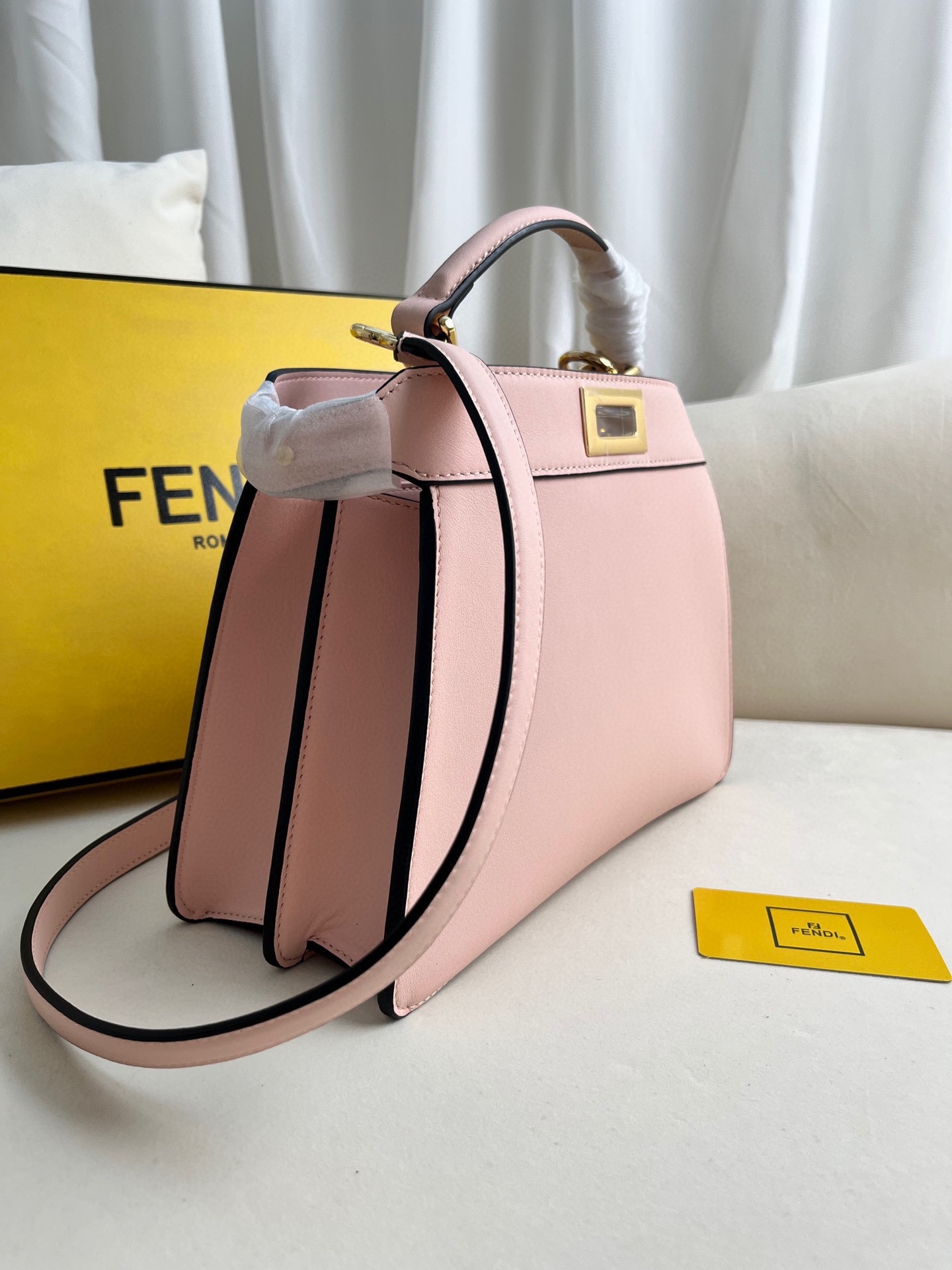 Peekaboo Iseeu 皮革手袋更多細節 Iconic Peekaboo ISeeU手袋，皮革材質，兩側綴以經典的扭鎖。柔和軟納帕皮革襯里，兩個隔層由硬質隔板隔開，配有系扣內部口袋和金色金屬件。手袋配有手柄和可調節、可拆卸式肩帶，可手提、肩背或斜挎。意大利製造 材質： 面料：牛皮革 里料：羊皮革 深度：11 長度 27 高度 21 
款號：0229