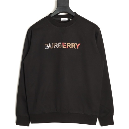 🔝BURBERRY巴寶莉BBR 八色字母繡圓領衛衣 
原版6350購入，原版採用400g 巴寶莉專用反面牛肚面料，反向毛圈底紗 魚鱗布料，螺紋450g雙紗，顏色按布料訂染，原版一致。
前幅進口機立體繡花，凹凸形狀與原版一致，羅紋針織包邊及絨里收納口袋均採用加固縫製，強化功能耐用性；在休閒運動中注入內斂英倫格調。整體完美平衡經典符號的當代轉化、穿著舒適度與日常實用性，成為詮釋現代精英休閒風的典範之作。男女同款
B Size：S-XL
