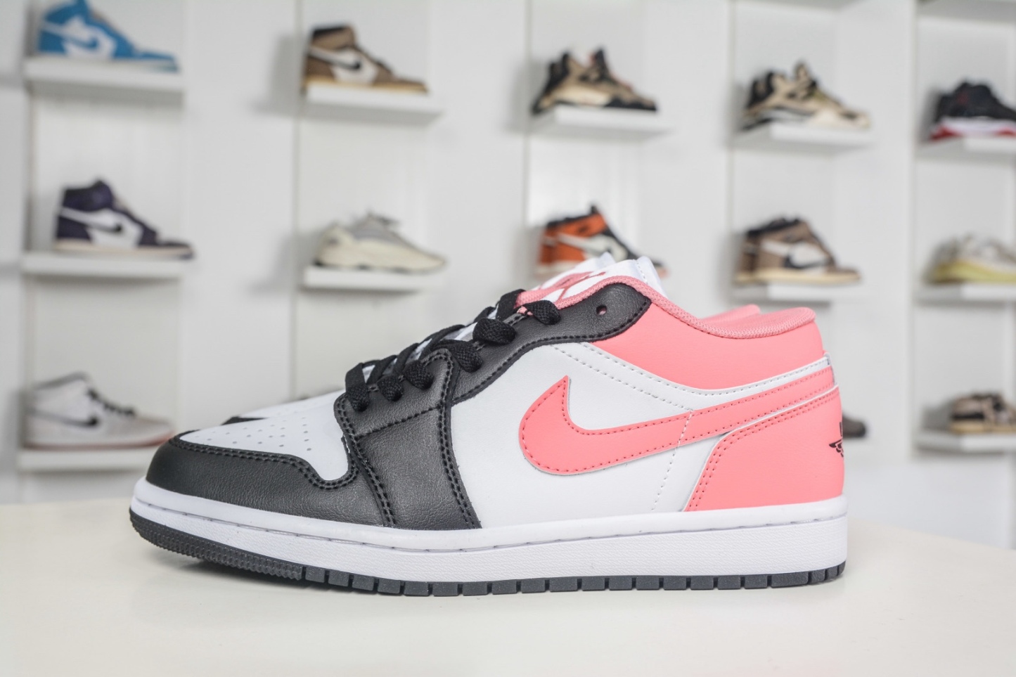 Air Jordan 1 Low 白黑粉  AJ1 低幫休閒板鞋
貨號: 553560 025
Size： 36 36.5 37.5 38 38.5 39 40
