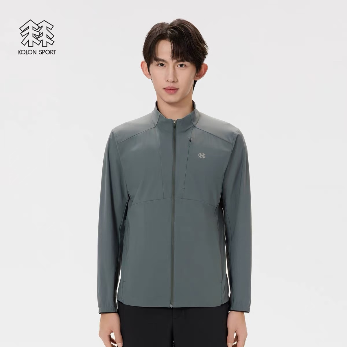 KOLON SPORT可隆🧊🧊  輕量涼感防曬衣情侶款  

戶外輕量化涼感防B1145曬衣上新🆕 ，可隆專櫃同款 在售💰1585+

採用功能性專業戶外防曬型針織材料 88的錦綸和12的氨綸 有非常好的彈性 和防水透氣功能  防曬值upf245+不怕曬傷，縱享戶外陽光☀️有專業檢測報告
彈力接觸涼感，緩解體熱，輕量御風 ，手腕彈力帶收口 ，貼合手腕的同時 提升鑽風性能 ，面料彈力十足 透氣性高  在運動出汗時 ，減少熱量 和粘附感
如果突降小雨還有功能性防水功能 

品質面料做工都無