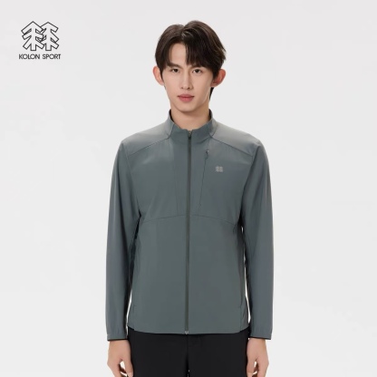 KOLON SPORT可隆🧊🧊  輕量涼感防曬衣情侶款  

戶外輕量化涼感防B1145曬衣上新🆕 ，可隆專櫃同款 在售💰1585+

採用功能性專業戶外防曬型針織材料 88的錦綸和12的氨綸 有非常好的彈性 和防水透氣功能  防曬值upf245+不怕曬傷，縱享戶外陽光☀️有專業檢測報告
彈力接觸涼感，緩解體熱，輕量御風 ，手腕彈力帶收口 ，貼合手腕的同時 提升鑽風性能 ，面料彈力十足 透氣性高  在運動出汗時 ，減少熱量 和粘附感
如果突降小雨還有功能性防水功能 

品質面料做工都無