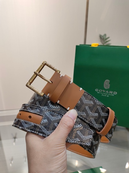 
Goyard(戈雅)腰帶源於法國奢侈品牌，設計風格簡約低調，腰帶身有標誌性帆布搭配進口頭層牛皮，腰帶扣採用簡約精品鋼扣，延續品牌的低調奢華，帶身寬度3.8CM，適用商務休閒日常佩戴。