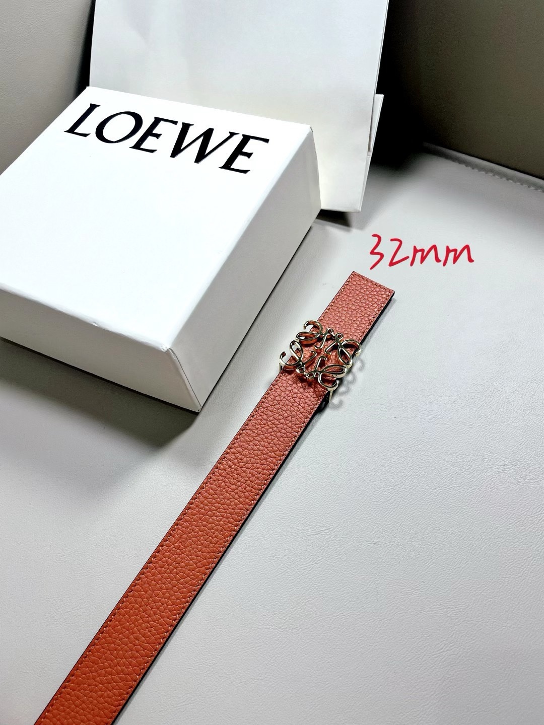 羅意威LoEWE 3.2cm正反兩穿腰帶，選用壓紋牛皮革製成，反復Anagram圖案