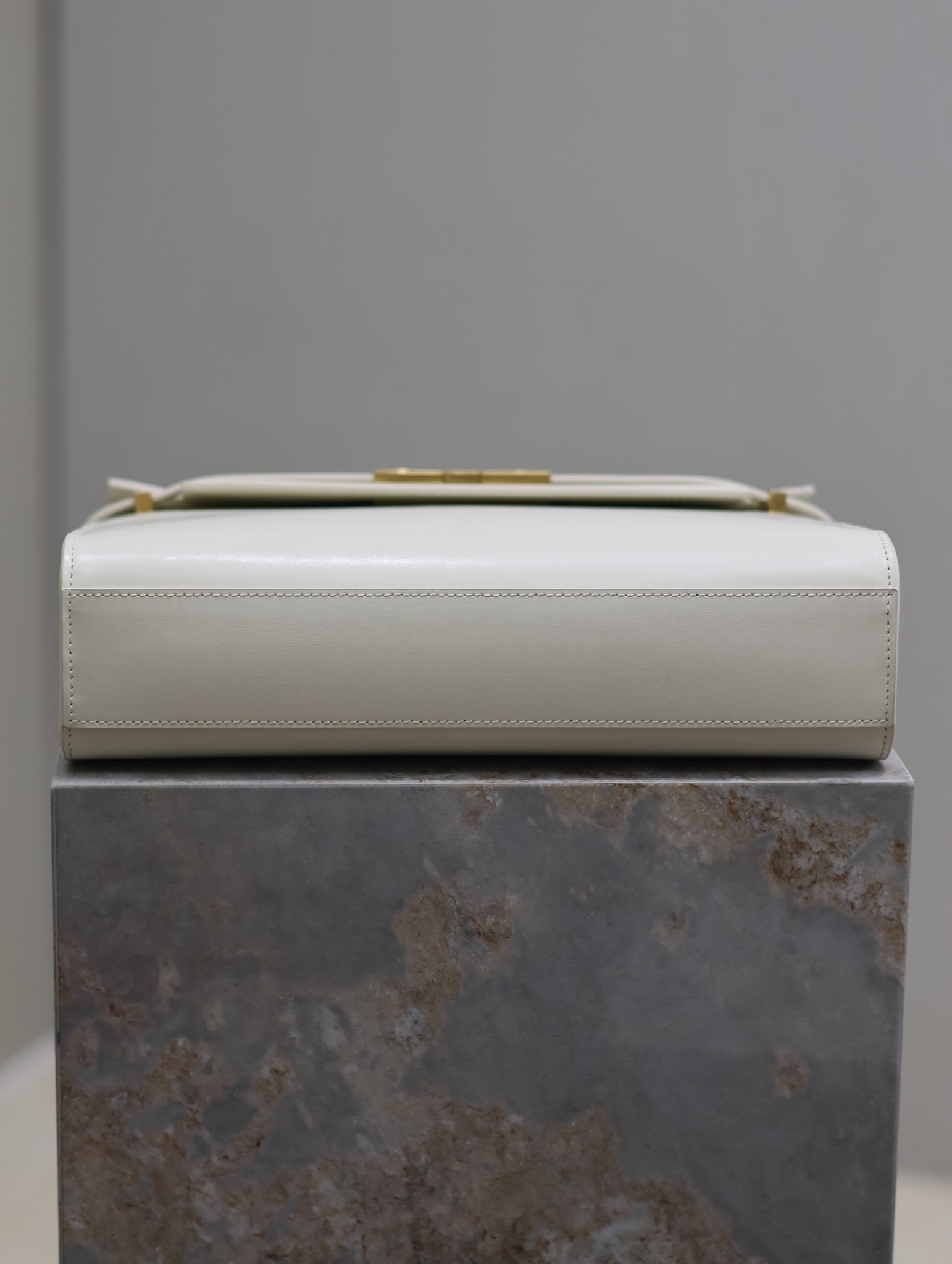 Manhattan_29cm
翻蓋曼哈頓法棍包，一改以往經典的logo，取而代之低調簡約的設計風格，它有點像H家的凱莉，很有復古的味道！商務➕休閒兩者結合，總結起來就是百搭！可以手拿，可以單肩或斜挎，一包多用，滿足了商務型女士，又滿足了小女生的休閒！精心挑選的意大利牙簽紋牛皮、完美的走線、精緻的五金讓整個包包都散髮出高級的味道！
型號：579271
尺寸：29x20.5x7cm