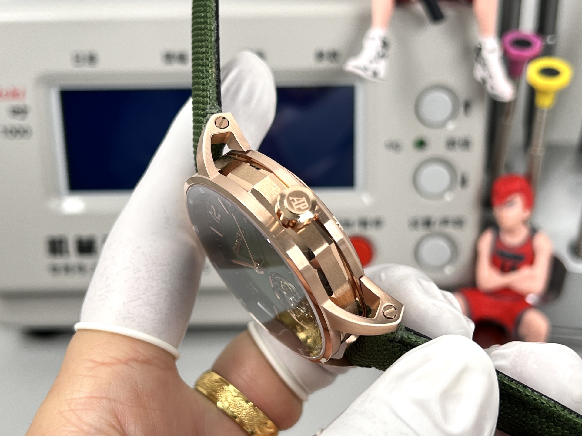 
新款愛彼真陀飛輪CODE11.59系列26396男士腕表！完美與個性的體驗！
1⃣️直徑42MM！表面玻璃採用水晶藍寶石玻璃。
2⃣️搭載Cal.2950全自動陀飛輪機芯，動力儲存60小時！
3⃣️錶帶採用進口意大利小牛皮以及帆布皮帶可選！
3⃣️表殼採用316L精鋼材質，整殼CNC高精准處理，密度與原裝吻合！          
4⃣️表面採用砂金石琺瑯錶盤
整體按照原裝顏色完美呈現！
5⃣️殼套分圈口.殼.底蓋三件套，整體角度完美體現拉絲工藝，品質與美的融合！