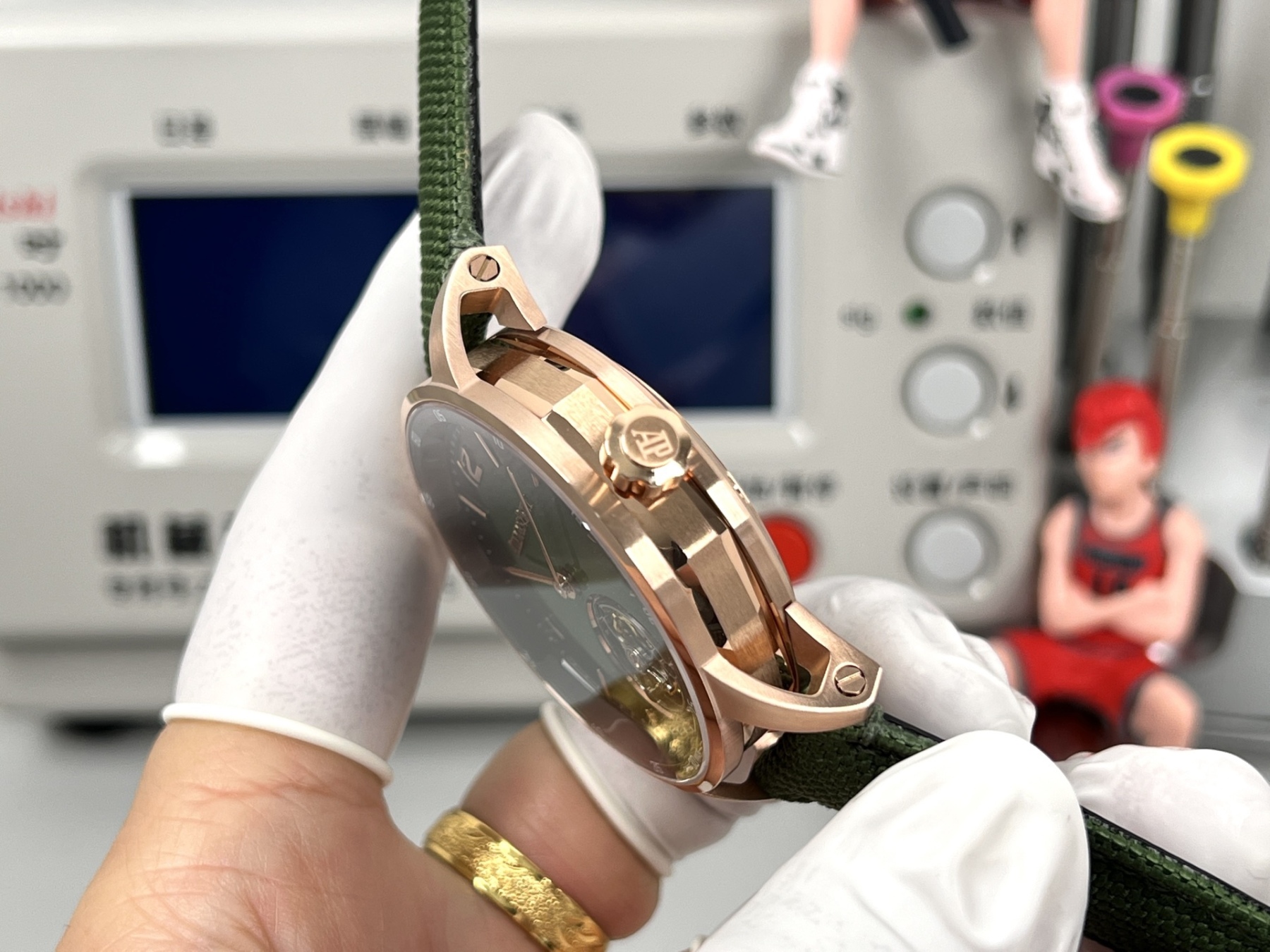 
新款愛彼真陀飛輪CODE11.59系列26396男士腕表！完美與個性的體驗！
1⃣️直徑42MM！表面玻璃採用水晶藍寶石玻璃。
2⃣️搭載Cal.2950全自動陀飛輪機芯，動力儲存60小時！
3⃣️錶帶採用進口意大利小牛皮以及帆布皮帶可選！
3⃣️表殼採用316L精鋼材質，整殼CNC高精准處理，密度與原裝吻合！          
4⃣️表面採用砂金石琺瑯錶盤
整體按照原裝顏色完美呈現！
5⃣️殼套分圈口.殼.底蓋三件套，整體角度完美體現拉絲工藝，品質與美的融合！