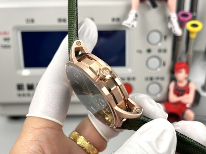 
新款愛彼真陀飛輪CODE11.59系列26396男士腕表！完美與個性的體驗！
1⃣️直徑42MM！表面玻璃採用水晶藍寶石玻璃。
2⃣️搭載Cal.2950全自動陀飛輪機芯，動力儲存60小時！
3⃣️錶帶採用進口意大利小牛皮以及帆布皮帶可選！
3⃣️表殼採用316L精鋼材質，整殼CNC高精准處理，密度與原裝吻合！          
4⃣️表面採用砂金石琺瑯錶盤
整體按照原裝顏色完美呈現！
5⃣️殼套分圈口.殼.底蓋三件套，整體角度完美體現拉絲工藝，品質與美的融合！