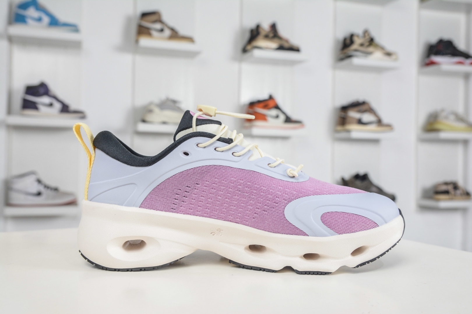 LOEWE羅意威 x ON昂跑 聯名款 Cloudsolo 
貨號: 3WF30600665
尺碼：36 36.5 37 37.5 38 38.5 39 40 40.5 41 42 42.5 43 44 44.5 45 46（真半碼）（⚠️袋子丟失扣10）