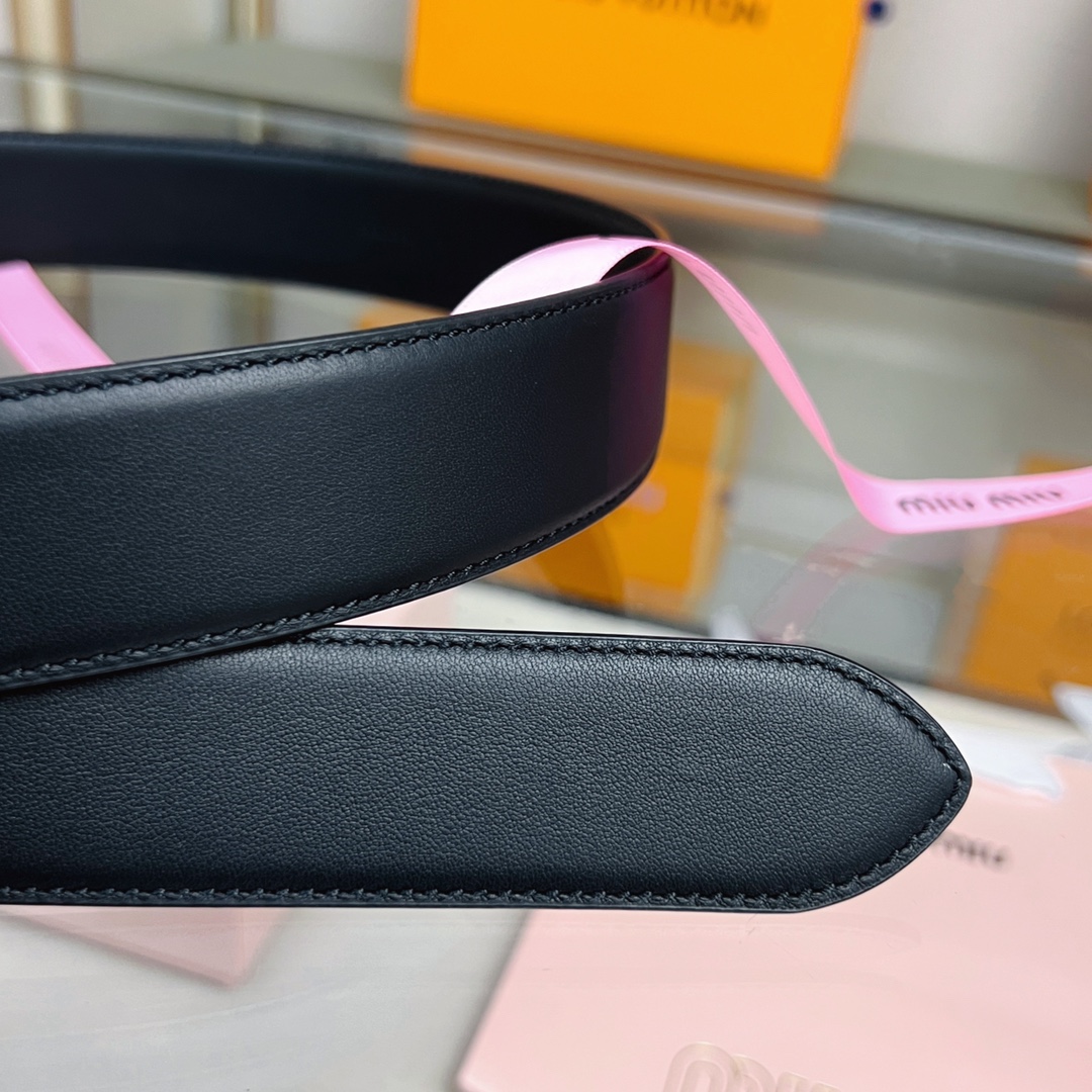 這款皮革腰帶設計簡約而優雅，腰帶環伴以Miu Miu徽標。雙面進口小牛皮 金屬搭扣 腰帶環飾激光雕刻徽標
寬度: 3.5cm
