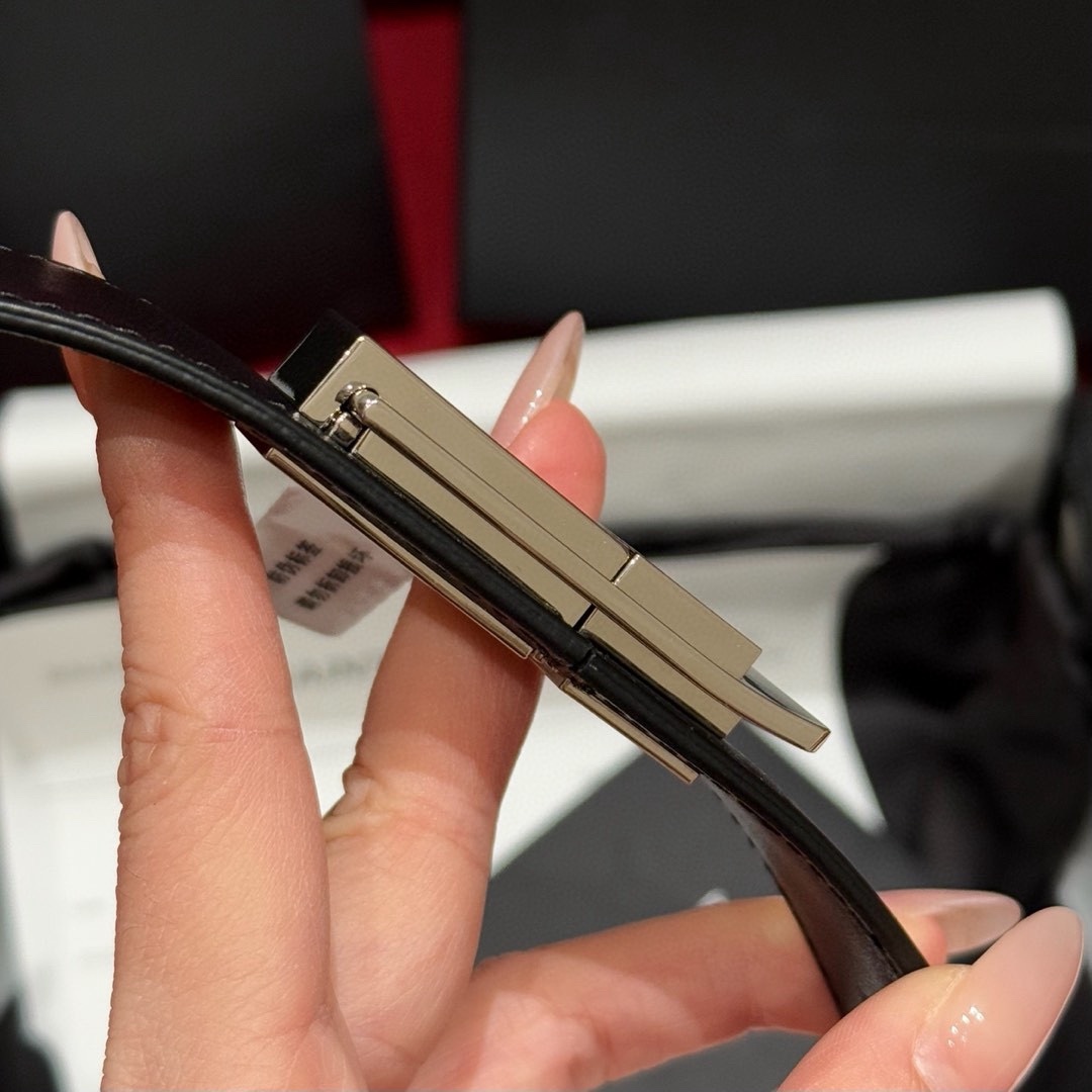 YSL頂級版復刻新寵腰帶
經典百搭款 搭配牛仔褲或者裙子都很好看 長短可調節 25mm寬 雙面進口小牛皮 精緻的真空鍍鈀搭扣飾有琺瑯字體效果