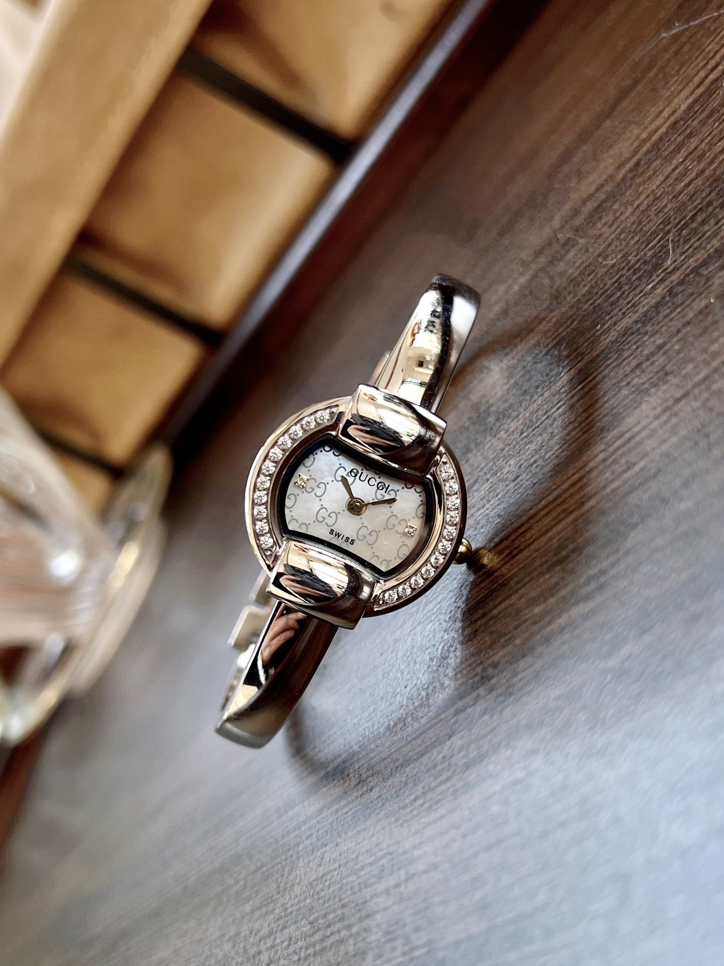 古馳
Gucci 瑞士日內瓦最新限量款升級版到貨（後蓋全新加重處理，重做原裝對版鑲鑽字面。字面鑲嵌八箭八星兩個閃亮的鋯鑽石💎，細節誠意滿滿💎區別以往老舊版本，歡迎品鑒👏👏），表徑25mm，厚度7.5mm，藍寶石玻璃，表面把頭都有經典雙G logo設計元素，非常經典，適合小手腕佩戴，小巧玲瓏，溫婉細膩