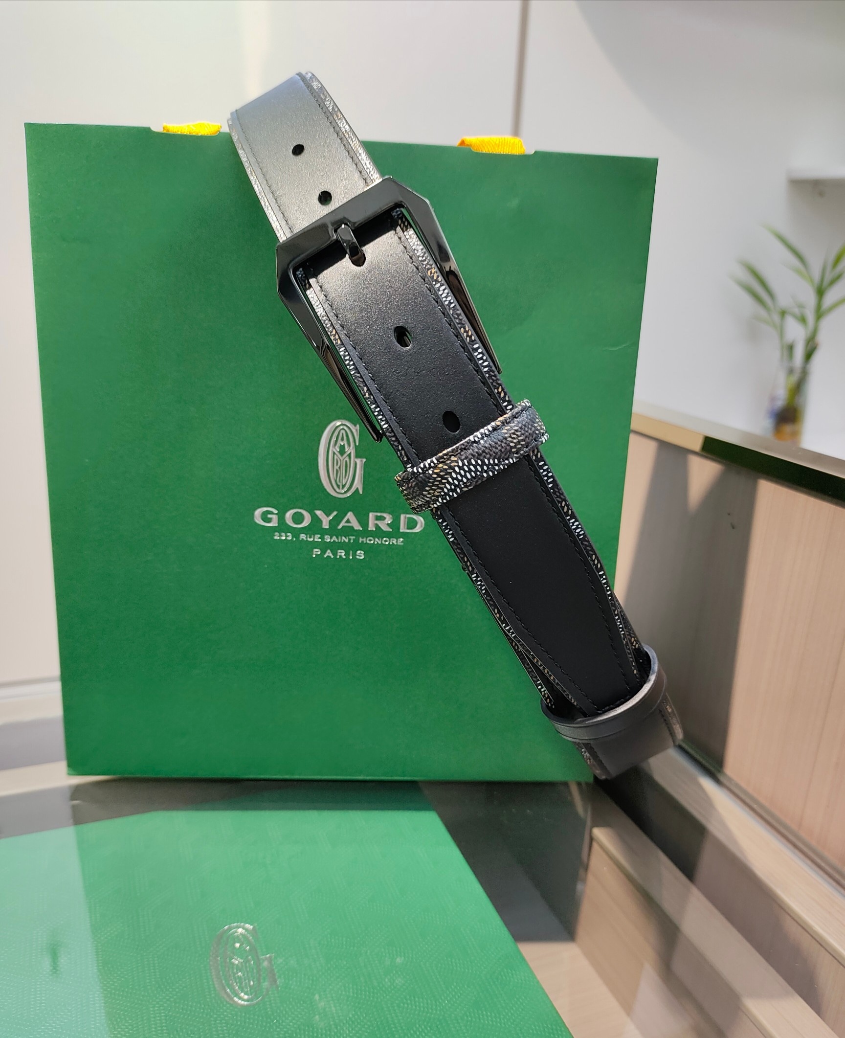 
Goyard(戈雅)腰帶源於法國奢侈品牌，設計風格簡約低調，腰帶身有標誌性帆布搭配進口頭層牛皮，腰帶扣採用簡約精品鋼扣，延續品牌的低調奢華，帶身寬度3.4CM，適用商務休閒日常佩戴。