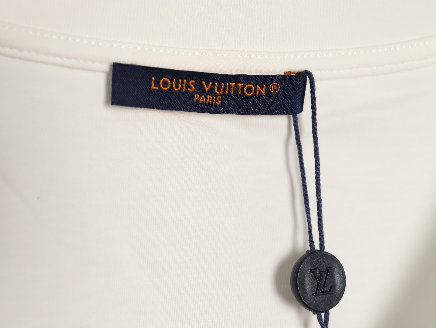 Louis Vuitton/路易威登 25ss 印章logo印花短袖
本款T恤以柔軟透氣的棉質針織裁出休閒廓形。胸前印章點綴多樣路易經典元素，涵蓋品牌創始年份，歌頌品牌的旅行與制箱傳承。

面料紗線支數為60支，屬於高支棉紗紗線細膩柔軟。單股結構使面料更輕盈透氣，雙面針織工藝，正反面紋理一致，面料結構緊密，彈性較好不易卷邊，觸感細膩適合貼身穿著。

TPU光油印花工藝，這是一種結合功能性材料與視覺效果的先進印花技術，尤其適用於提升面料的高端質感。印花用於增加光澤、立體感和特殊觸感，用於設計獨特
