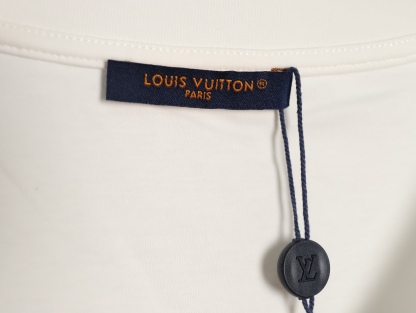 Louis Vuitton/路易威登 25ss 印章logo印花短袖
本款T恤以柔軟透氣的棉質針織裁出休閒廓形。胸前印章點綴多樣路易經典元素，涵蓋品牌創始年份，歌頌品牌的旅行與制箱傳承。

面料紗線支數為60支，屬於高支棉紗紗線細膩柔軟。單股結構使面料更輕盈透氣，雙面針織工藝，正反面紋理一致，面料結構緊密，彈性較好不易卷邊，觸感細膩適合貼身穿著。

TPU光油印花工藝，這是一種結合功能性材料與視覺效果的先進印花技術，尤其適用於提升面料的高端質感。印花用於增加光澤、立體感和特殊觸感，用於設計獨特