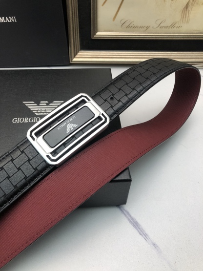 阿曼妮：原單頭層小牛皮燙印花紋，內襯頭層牛皮底，營造織紋外觀。飾以標誌原單扣。專櫃寬度4.0