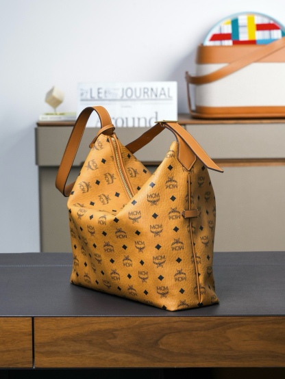 ®新品上市®官網同步
𝙈𝘾𝙈 𝘼𝙧𝙚𝙣 𝙃𝙤𝙗𝙤🆕新款
乾邑色大號#肩背包

·CP獨家出品｜乾邑色
這款Visetos Hobo包採用可調節皮革肩帶設計，並飾有帶掛鎖的皮革吊牌。
這款單品對經典的休閒款式進行了現代風的全新演繹，在柔軟與挺闊之間取得了理想的平衡。這款大號Aren Hobo肩背包採用了傳統MCM行李箱的設計元素，包括一個可拆卸皮革吊牌及雕花Logo掛鎖，達到錦上添花的效果。
