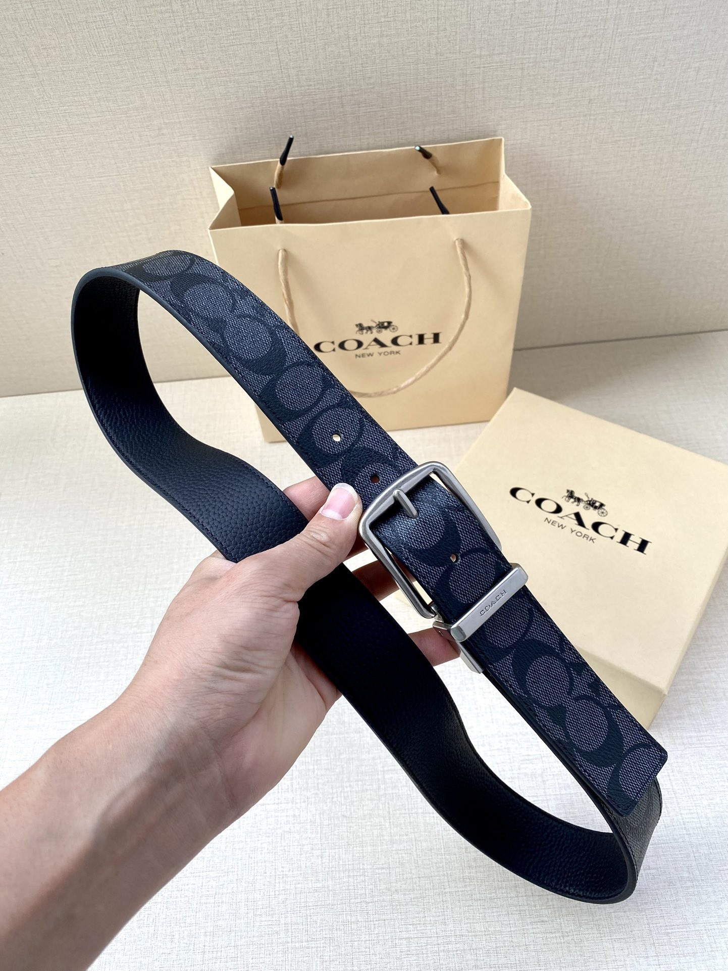 寬度3.8cm COACH 這款雙面腰帶一面為經典標誌帆布材質，另一面為精制皮革材質，配有標誌性扣件，將兩種外形合二為一。通過簡單的說明，可用剪刀剪裁至完美合身度。
標誌印花配頭層牛皮
可裁剪
雙面
38M (寬)