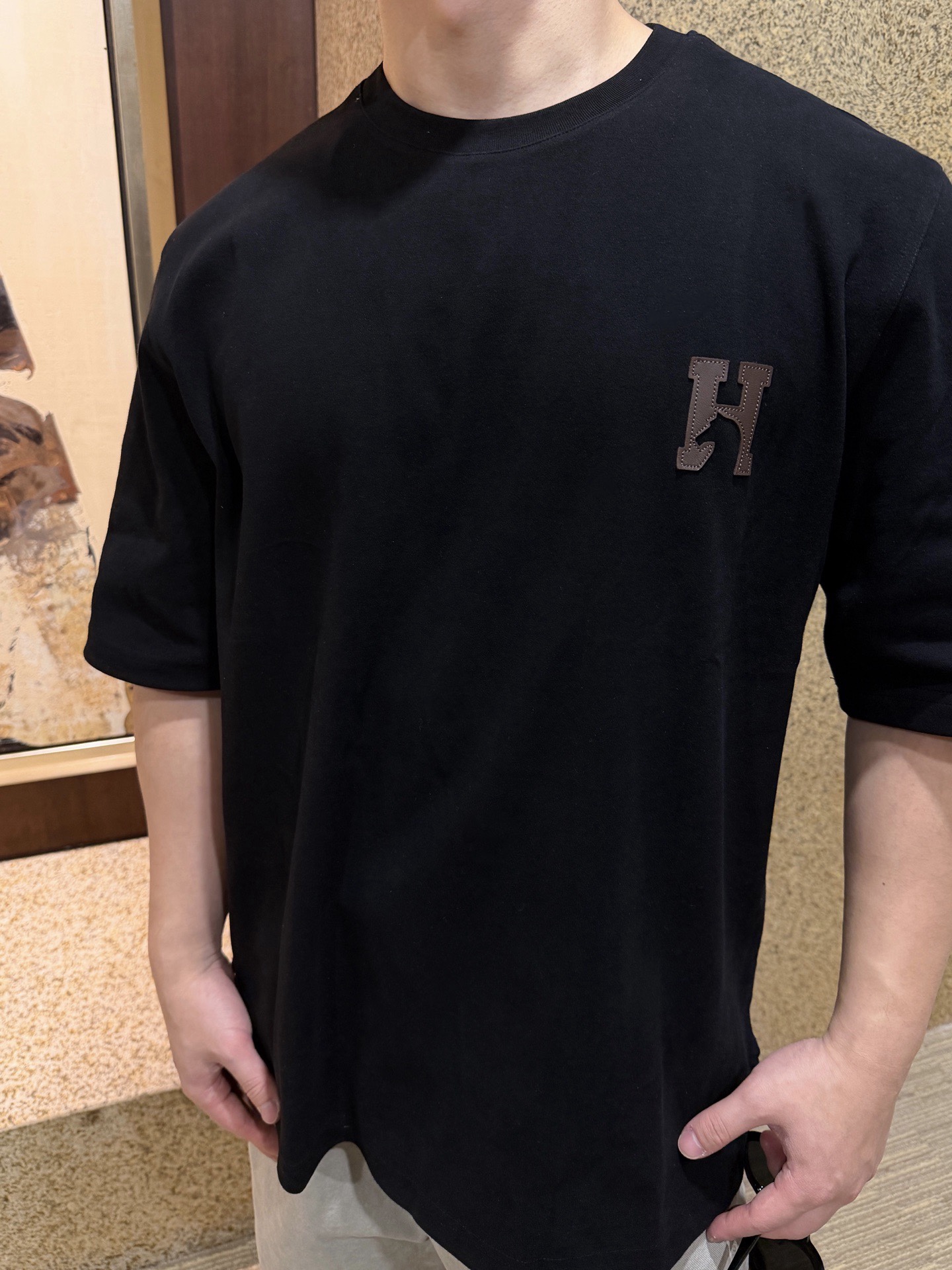 🔝HERMES愛瑪仕 真皮H字貼片短袖T恤
正品購入，21支洗後維斯棉190克，1*1羅紋230克，面料拼接，模板刺繡，定制1：1真皮皮標，定制1：1商標，寬松版型
B Size：S-XL