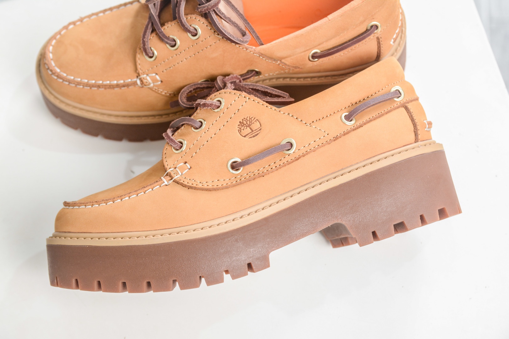 Timberland添柏嵐 Stone Street 舒適百搭 休閒單鞋 穿著舒適 防滑 可戶外城市多用途穿著 無懼任何複雜地形 設計感十足 時尚拼色百搭款 
貨號: TB 01006 713
尺碼：35 36 37 38 39 40 41 42