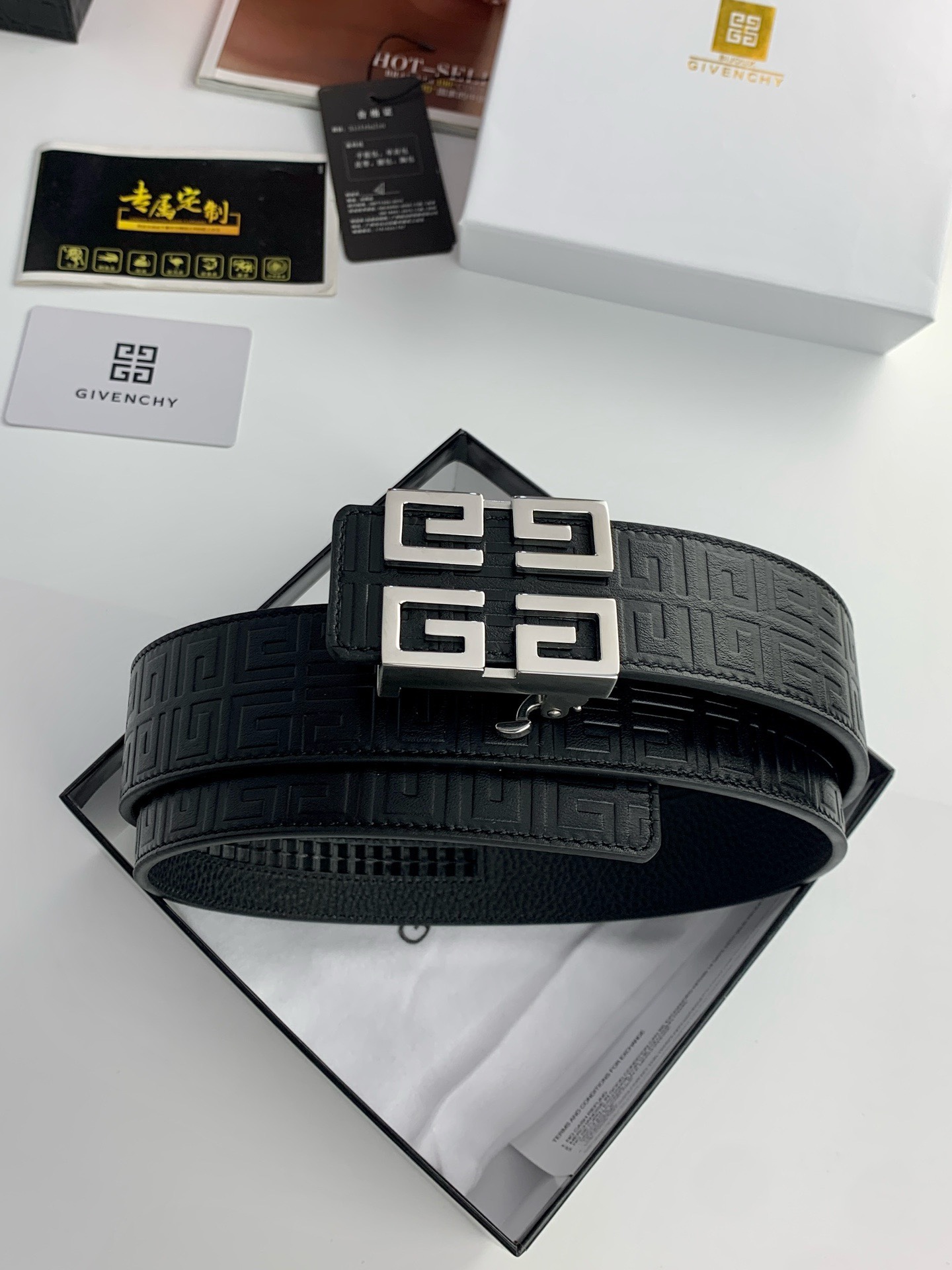 【紀梵希】新款男士 頭層小牛皮黑色壓花腰帶，內襯荔枝紋底，寬38毫米.搭配不鏽鋼經典4G自動扣.商務服裝造型的完美搭配。永恆經典！