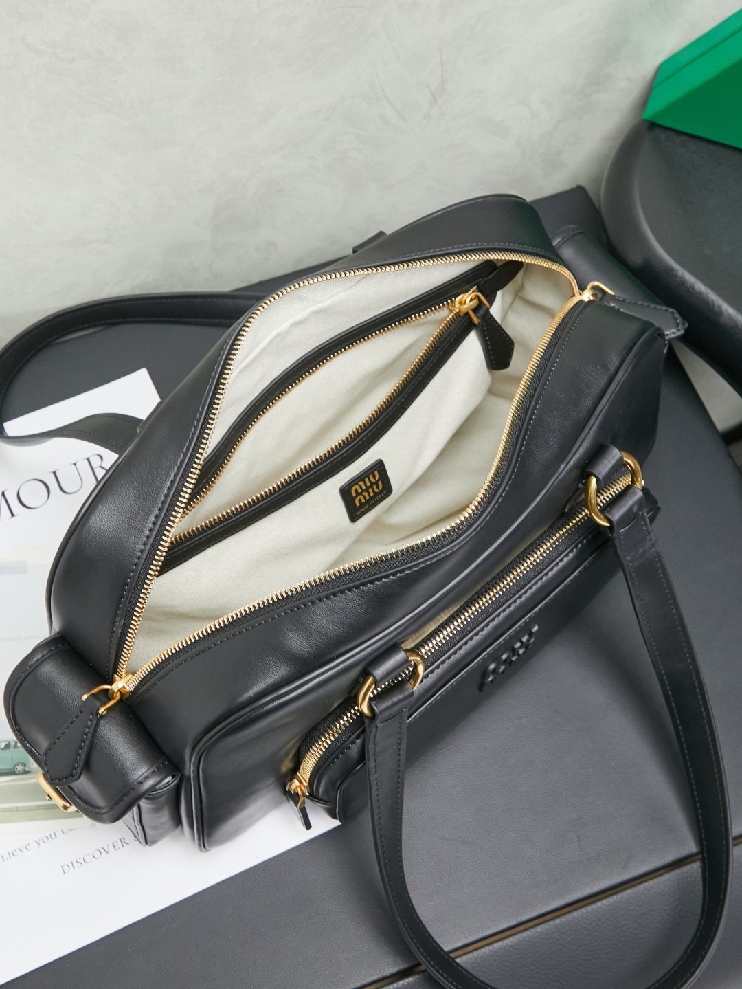 Miu新品特色款式中古机车包，超重工制做，精致柔软做旧擦色小羊皮，呈现百搭复古风格，多口袋元素与精美的五金配件彰显质感与实用性，延续 miu不拘一格，大胆创新，慵懒不鞍却又自然洒脱的风格，个性鲜明，能驾驭各种风格，上班通勤外出旅游都是绝佳选择，容量相当可光
尺寸：32X19 X14 cm