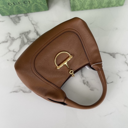 Gucci Softbit系列小號肩背包，匠心融蘊半馬銜扣造型品牌經典馬術風格配件。提手高15釐米，磁扣開合，款號837467棕皮，尺寸27.5X21X16