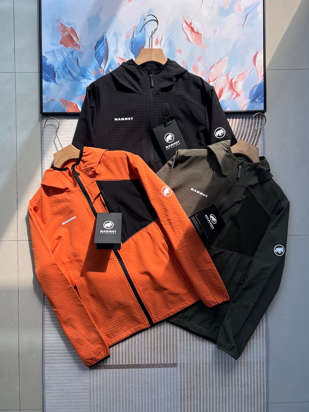 2026年春季新款猛獁象MAMMUT輕量單層彈力外套夾克 男女同款 軟殼連帽夾克
面料95的聚酯纖維 5的氨綸 輕盈帶彈力  手感柔軟舒適   不靜電 質感輕膚，，自帶纖維紋理 ，格紋凹槽 空氣流通  可快速散熱  吸濕排汗 
款式設計簡約大牌，胸口拼布拉鍊口袋 ，多處細節採用四針六線🧵設計點綴，肉眼可見的工藝美
手插口袋，做的壓膠無痕一公分外延  內隱藏拉鍊口袋 上下刺繡鎖邊 提升品質
彈力袖口 輕便舒適 ，下擺出帶有調節繩，穿搭風格可隨意切換
日常休閒  上班通勤 戶外運動  舒適百搭