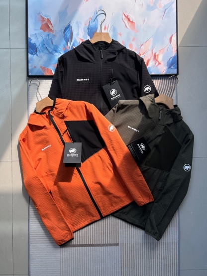 2026年春季新款猛獁象MAMMUT輕量單層彈力外套夾克 男女同款 軟殼連帽夾克
面料95的聚酯纖維 5的氨綸 輕盈帶彈力  手感柔軟舒適   不靜電 質感輕膚，，自帶纖維紋理 ，格紋凹槽 空氣流通  可快速散熱  吸濕排汗 
款式設計簡約大牌，胸口拼布拉鍊口袋 ，多處細節採用四針六線🧵設計點綴，肉眼可見的工藝美
手插口袋，做的壓膠無痕一公分外延  內隱藏拉鍊口袋 上下刺繡鎖邊 提升品質
彈力袖口 輕便舒適 ，下擺出帶有調節繩，穿搭風格可隨意切換
日常休閒  上班通勤 戶外運動  舒適百搭