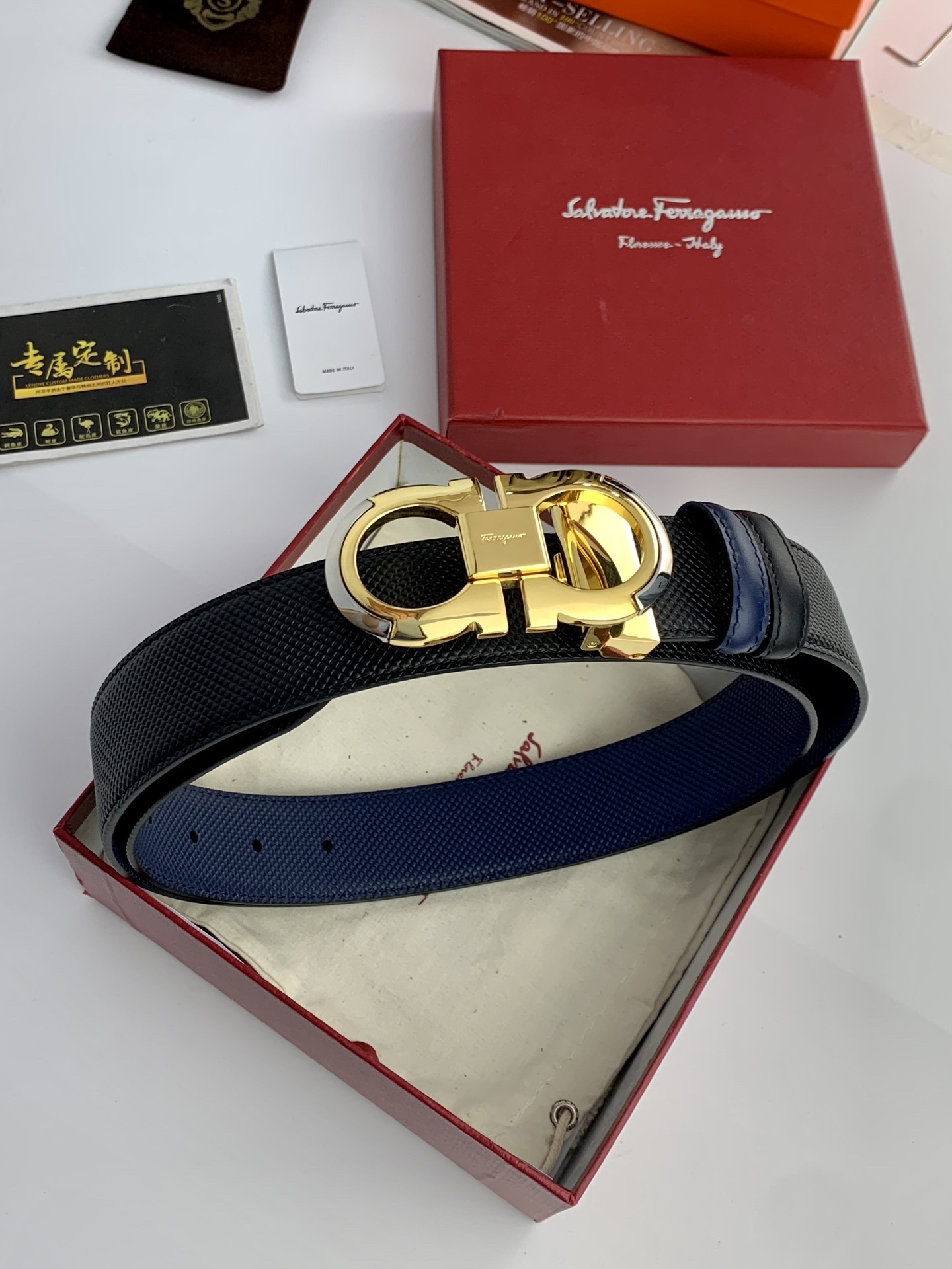 〖F家〗這款皮帶採用雙面小牛皮，搭配新款純銅扣，打造高雅考究的造型。寬3.5cm，長度可調節，達到量身定制般的修身效果。