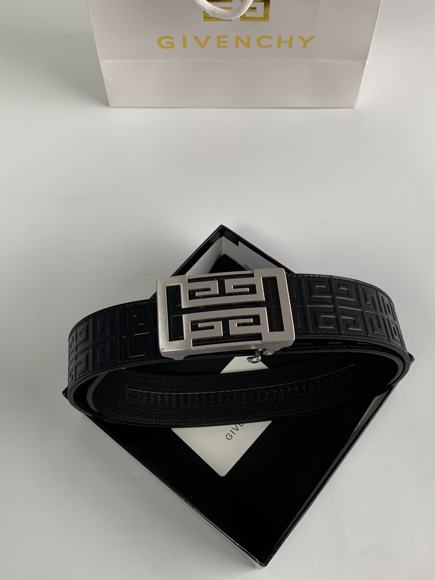 【紀梵希】新款男士 頭層小牛皮黑色壓花腰帶，內襯荔枝紋底，寬38毫米.搭配不鏽鋼經典4G自動扣.商務服裝造型的完美搭配。永恆經典！