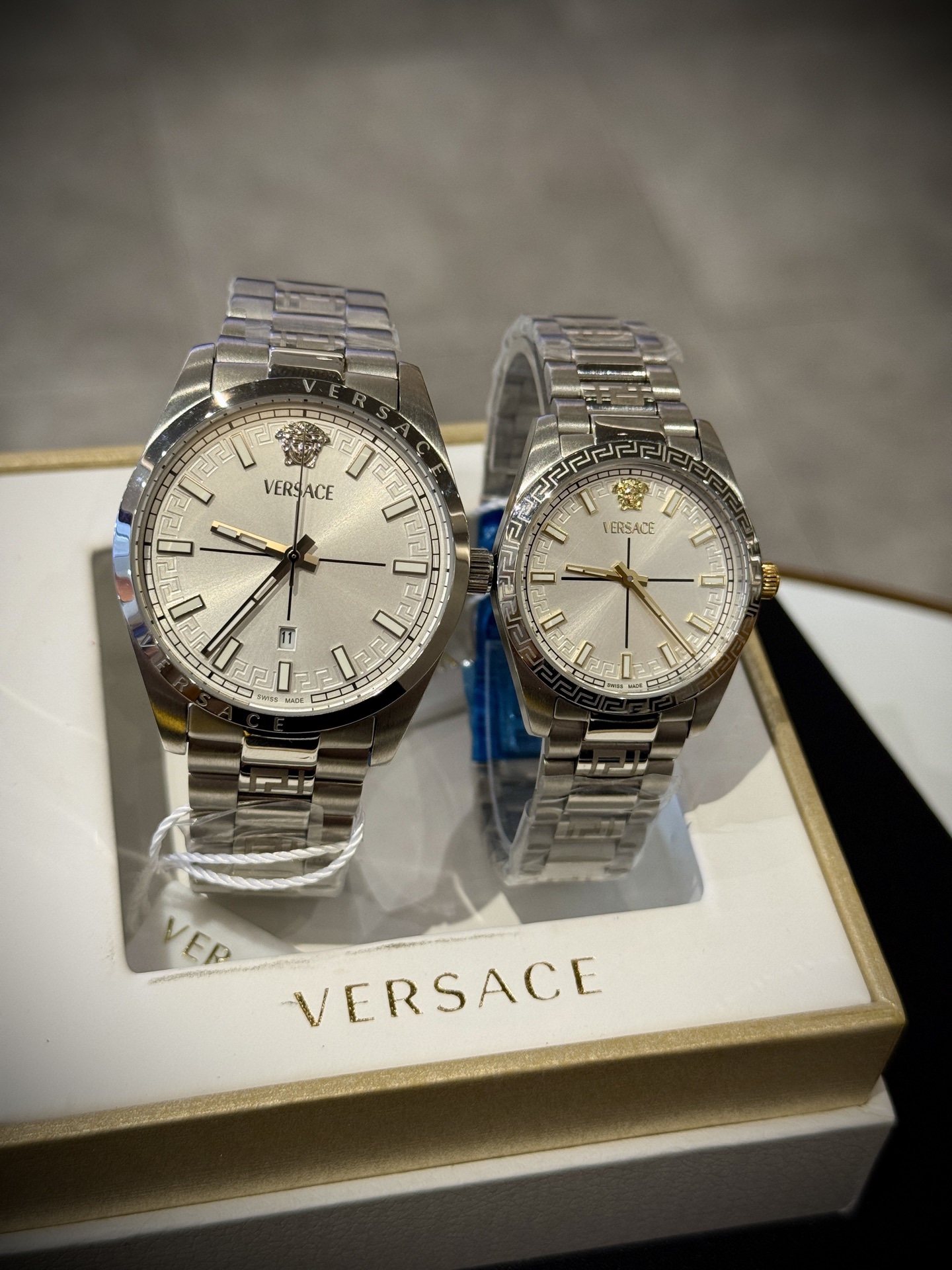Versace範思哲石英手錶，VERSACE MILLENYIUM  LADY系列，採用希臘回紋元素錶盤，12時位飾有美杜莎頭像展現範思哲經典圖案魅力，錶鏈印刻希臘回紋搭配雙按蝴蝶扣設計，兼具時尚與舒適，錶盤男款40mm 女款32mm 30米生活防水，進口石英機芯

立即搶購👉
